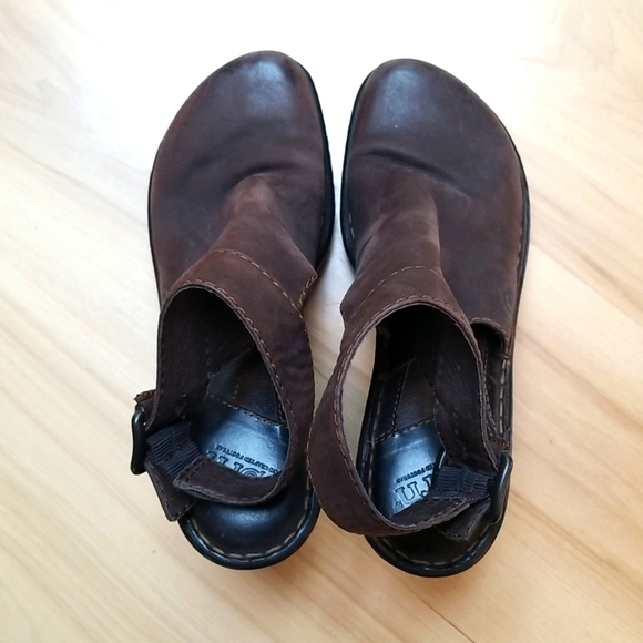 Born handcrafted footwear brown leather upper with closed toe open back heal - Picture 3 of 10